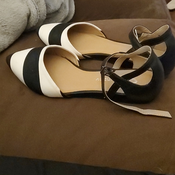 CL by Laundry Shoes - CL by Laundry Flat Shoes Striped Black and…